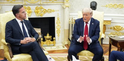 El secretario general de la OTAN, Mark Rutte, y el presidente estadounidense, Donald Trump, hablan durante una reunión en el Despacho Oval de la Casa Blanca, en Washington, el 14 de julio de 2025