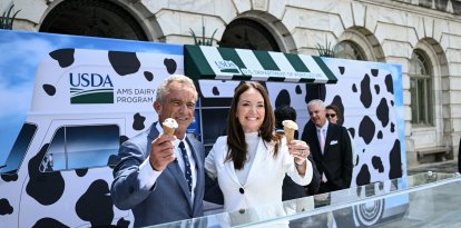 El secretario de Salud Robert F. Kennedy Jr. y la secretaria de Agricultura Brooke Rollins prueban helados sin colorantes