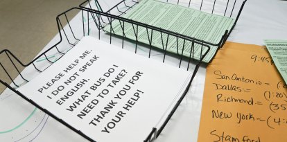 Hojas de ayudas en inglés en un centro para inmigrantes (Dallas,2018)