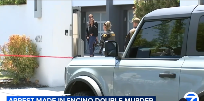 Agentes policiales investigan el asesinado de dos famosos en Los Ángeles