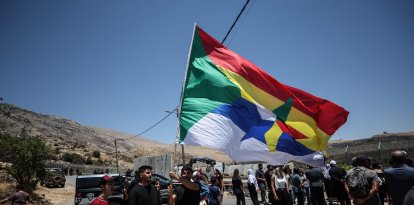 Syrian Druze return to Syria through the Israeli border