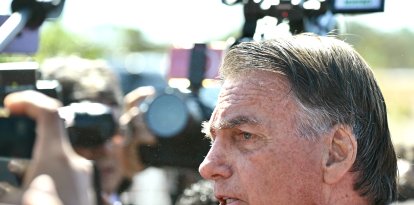 Jair Bolsonaro atiende a los medios a las puertas del Senado de Brasil