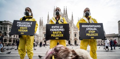 Activistas de PETA durante la protesta en la plaza del Duomo. Peta pide a la Semana de la Moda de Milán que prohíba las pieles.
