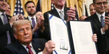 El presidente de Estados Unidos, Donald Trump, exhibe la Ley GENIUS