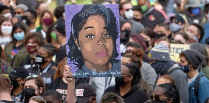 Retrato de Breonna Taylor durante una manifestación