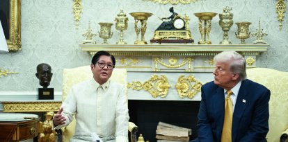 El presidente filipino Ferdinand Marcos Jr. habla con el presidente Donald Trump