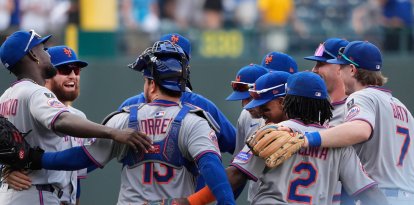 Los Mets celebran la victoria contra los Royals en el Kauffman Stadium de Kansas City, Missouri.