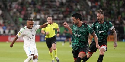 El centrocampista del MLS All Stars Hany Mukhtar (29) del Nashville SC chuta el balón durante la primera parte del Partido de las Estrellas de la MLS 2025 en el Q2 Stadium.
