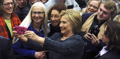 Clinton, con unos simpatizantes en un acto de la campaña de 2016