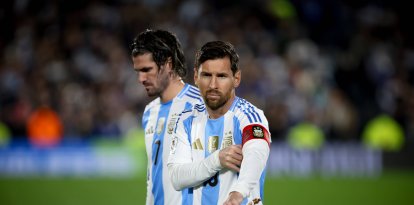 Lionel Messi y Rodrigo De Paul de Argentina vistos en acción durante el partido entre Argentina y Colombia como parte de las Eliminatorias para la Copa Mundial de la FIFA 2026 en el Estadio Mas Monumental. Resultado final: Argentina 1 - 1 Colombia.