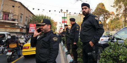 La policía iraní monta guardia frente a la embajada turca durante una protesta contra el apoyo de Turquía a una alianza rebelde dominada por los islamistas que lucha contra el régimen en Siria, el 2 de diciembre de 2024 en Teherán. El presidente sirio, Bashar al Assad, cuenta con el apoyo de Rusia e Irán, que han confirmado que ayudarán a su ejército a contraatacar después de que Alepo, la segunda ciudad del país, quedara fuera del control del gobierno.