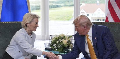 El presidente Donald Trump junto a Ursula Von der Leyen en Escocia