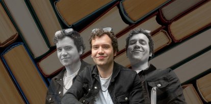 Imágenes de Aaron Barry delante de unos libros, edición de VOZ