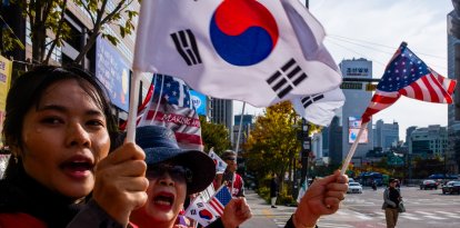 Partidarios coreanos de Trump ondean banderas de EEUU y Corea del Sur