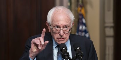 El senador Bernie Sanders, independiente de Vermont, habla en la Sala del Tratado Indio del complejo de la Casa Blanca en Washington, D.C., el miércoles 3 de abril de 2024.