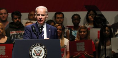 El entonces vicepresidente Joe Biden pronuncia un discurso en Las Vegas, Nevada, 7 de abril de 2016.