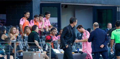 El delantero del Inter de Miami Lionel Messi (10) abandona el partido tras sufrir una lesión en la primera mitad durante un partido de fútbol de la Copa de la Liga entre el Inter de Miami CF y el Necaxa en el Chase Stadium el 02 de agosto de 2025 en Fort Lauderdale, Florida.