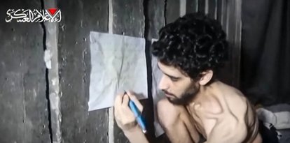Esta captura de pantalla de un vídeo difundido el 1 de agosto de 2025 por el brazo armado del grupo militante palestino Hamás muestra al rehén israelí Evyatar David con aspecto débil y desnutrido. David, que cumplió 24 años en cautiverio, fue secuestrado durante el ataque de Hamás del 7 de octubre de 2023. (Foto de AFP) / ATTN CLIENTES: VIDEO FILMADO BAJO COACCIÓN. LA FAMILIA HA DADO PERMISO PARA QUE ESTA CAPTURA DE PANTALLA SEA UTILIZADA POR LOS MEDIOS DE COMUNICACIÓN, DIJO EL GRUPO DE CAMPAÑA DEL FORO DE FAMILIAS DE REHENES EN UN COMUNICADO.