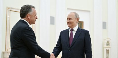 El presidente de Rusia, Vladímir Putin (d), saluda al enviado especial de EE.UU., Steve Witkoff (i), antes de sus conversaciones en Moscú el 25 de abril de 2025.