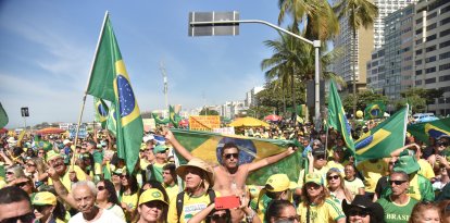 Miles de simpatizantes de Bolsonaron marchan en Brasil tras las sanciones de Donald Trump por el juicio contra el expresidente.