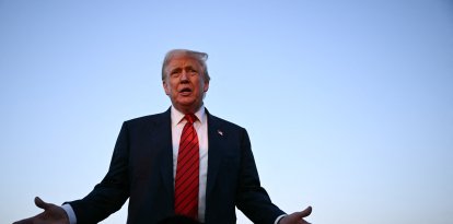 Donald Trump habla con los medios en el aeropuerto de Pensilvania