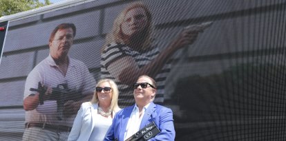 Patricia y Mark McCloskey durante la campaña Defendamos Nuestra Segunda Enmienda.