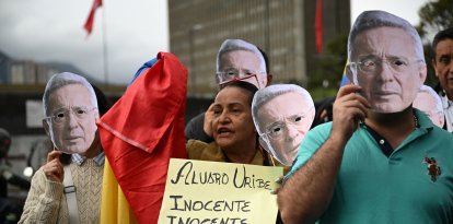 Simpatizantes de Álvaro Uribe expresan su apoyo en Bogotá, este 28 de julio.