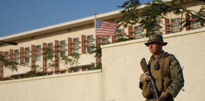 Un infante de marina estadounidense del Pelotón de Contingencia de Alerta 6, 1.ª Flota Antiterrorista, Norfolk, Virginia, monta guardia frente a la embajada de EE. UU. en apoyo de la Operación Respuesta Unificada en 2010.