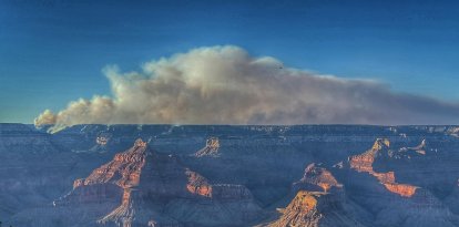 Humo del incendio Dragon Bravo en el Borde Norte del Parque Nacional del Gran Cañón, Arizona, el 30 de julio de 2025.