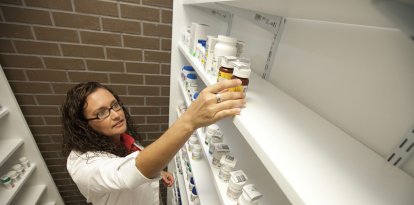 Ginger Hoffman trabaja en su nueva farmacia en Ocala, Florida, el miércoles 9 de julio de 2014.
