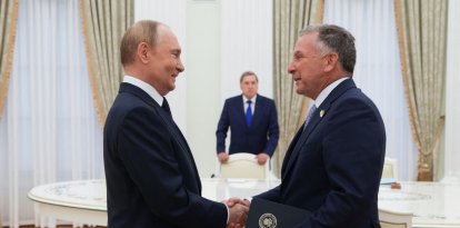 Russia's President Vladimir Putin greets US Special Envoy Steve Witkoff prior to their talks in Moscow.El presidente ruso, Vladímir Putin, saluda al enviado especial estadounidense Steve Witkoff antes de sus conversaciones en Moscú.