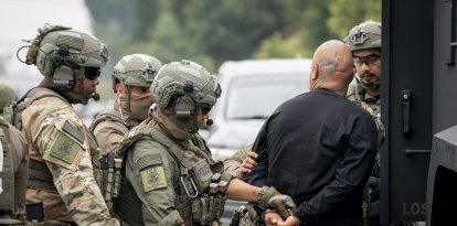 La Secretaria del Departamento de Seguridad Nacional (DHS), Kristi Noem, participa en las Operaciones de Ejecución y Expulsión (ERO) del Servicio de Inmigración y Control de Aduanas de Estados Unidos (ICE) en Los Ángeles, California, el 12 de junio de 2025. (Foto del DHS por Tia Dufour)