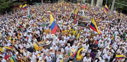 Miles marchan en Medellín a favor de Álvaro Uribe
