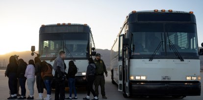 Una foto de inmigrantes antes de abordar un vuelo de deportación en Fort Bliss