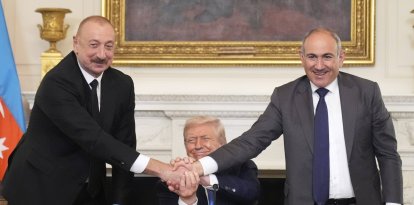 El presidente Trump en el medio, junto a los líderes de Azerbaiyán y Armenia