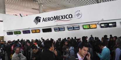 Un grupo de pasajeros se agolpan en el aeropuerto de México (Archivo)