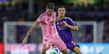 El centrocampista del Inter Miami Rodrigo De Paul (7) controla el balón contra el Orlando City en la primera parte en el Inter&Co Stadium.