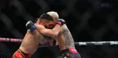 Ilia Topuria y Charles Oliveira, en el UFC 317. Junio de 2025