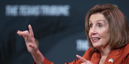 La expresidenta de la Cámara de Representantes de EE. UU., Nancy Pelosi, habla sobre su relación con Kamala Harris (no aparece en la foto) en un discurso inaugural el último día del 14.º Festival Anual del Texas Tribune en el centro de Austin.