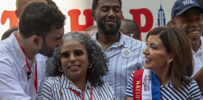 El candidato a la alcaldía de Nueva York, Zohran Mamdani, estrecha la mano de la gobernadora del estado de Nueva York, Kathy Hochul, durante el Desfile del Día de la República Dominicana en la Sexta Avenida el 10 de agosto de 2025 en la ciudad de Nueva York.
