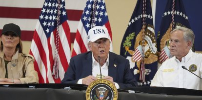 El presidente Donald Trump, junto al gobernador de Texas, Greg Abbott (Archivo)