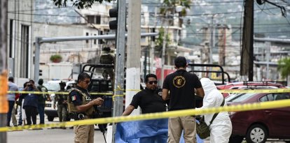 (Archivo) Agentes investigan escena del crimen en México