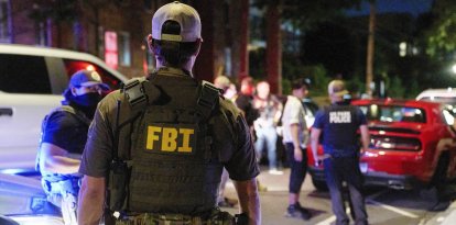 Agente del FBI custodia una escena del crimen