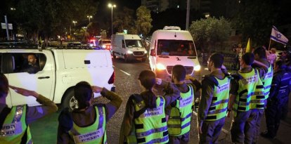 Vehículos que transportaban los cuerpos de cuatro rehenes