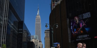 Gente paseando por Madison Square Garden, cerca del Empire State Building, el 28 de abril de 2022 en Nueva York. (Foto de Angela Weiss / AFP)