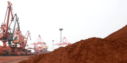 Una excavadora recoge tierra con diversas tierras raras (Archivo)