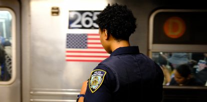 Oficial del NYPD en el metro/ Charly Triballeau