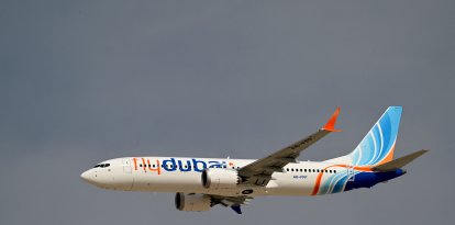 Un avión Flydubai, Boeing 737 MAX 8 hace una demostración de vuelo