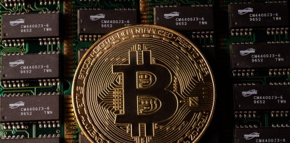 En esta ilustración fotográfica, una moneda conmemorativa de la criptomoneda Bitcoin vista en una placa de circuito