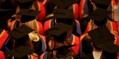 Foto de archivo del 19/10/15 con una vista general de una ceremonia de graduación en el campus universitario de Suffolk, en Ipswich. Se advierte de que miles de puestos de trabajo están en peligro en la educación superior, ya que el sector se enfrenta a una «crisis sin precedentes» en medio de disputas cada vez más intensas. Fecha de publicación: martes, 4 de marzo de 2025.